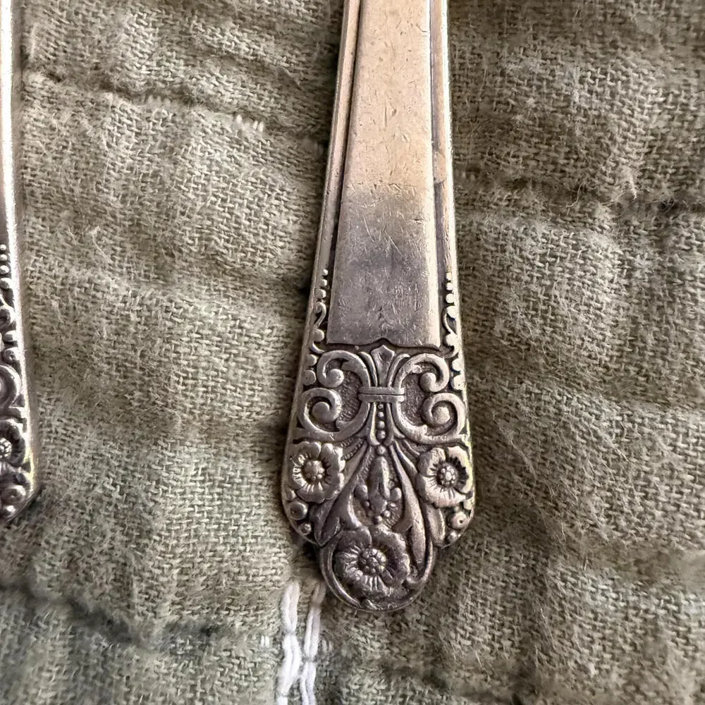 VINTAGE ROGERS‎ INTERNATIONAL Deluxe Silver Plate 4 Forks. Pattern: Precious 40s